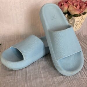 CLOUD SLIDES light blue size 6 water shoes sandals casual summer shoes